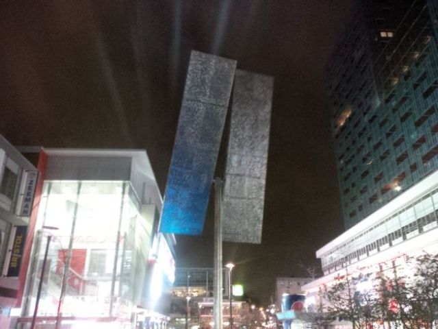 Rotterdam has some cool things. I have no idea what they are.  This is two big opulescent panels that spin and rotate on a pole.  